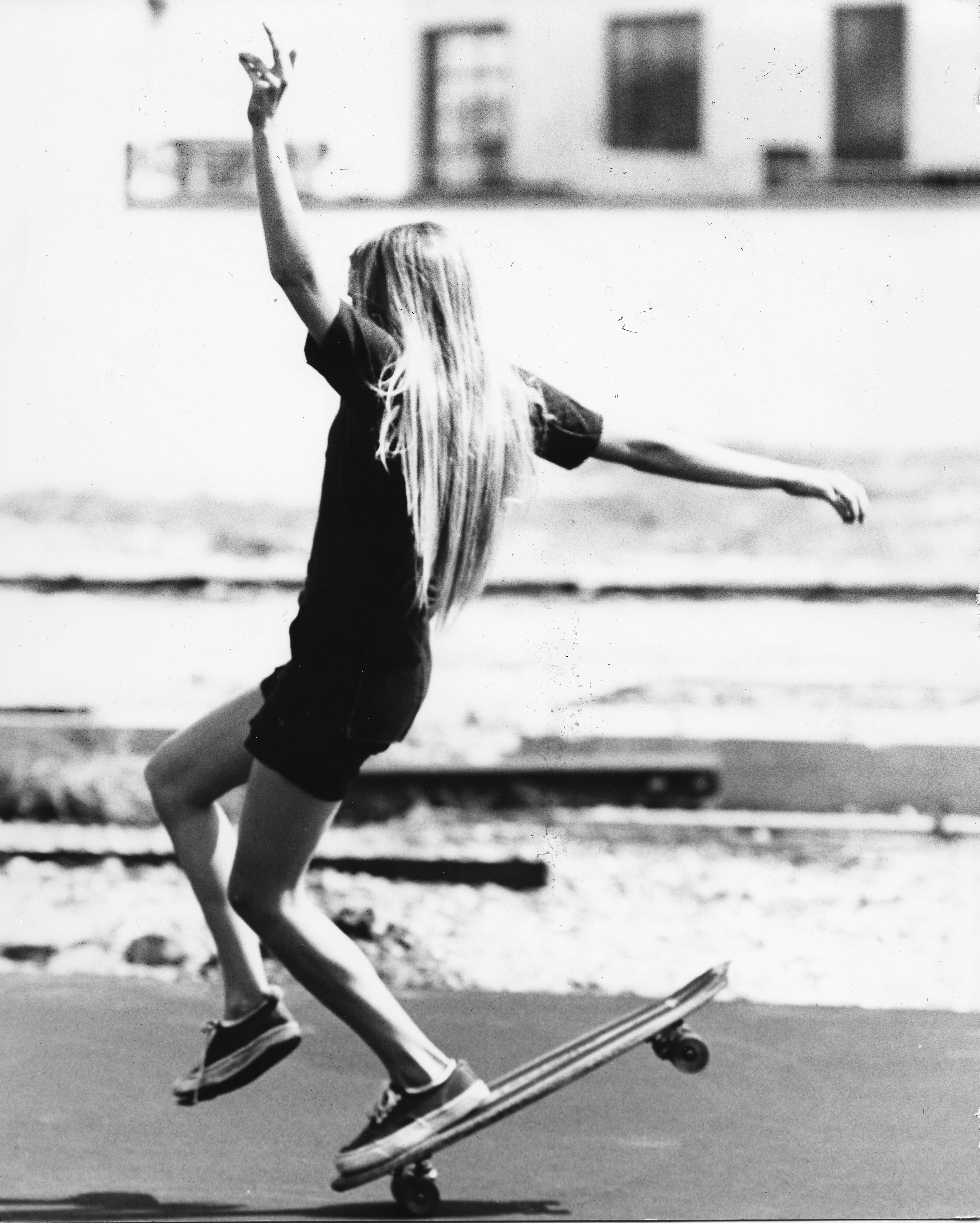 Girl skateboarding. Экстремальный спорт девушки. Girl skateboarding. Самые крутые картинки для девочек. Скейтбордистка.